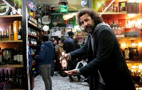 La "piazzetta della sprite", patria delle enoteche di Bari: «Qui dove impera la Peroni»